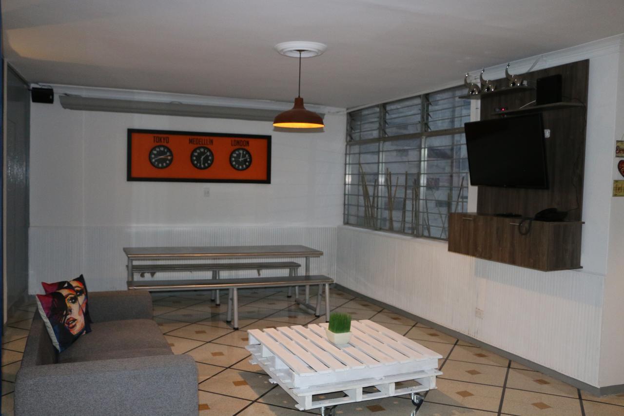 Backpackers Inn ميديلين المظهر الخارجي الصورة